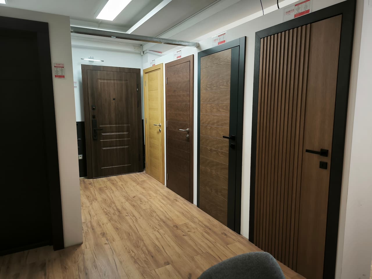 Izložbeni salon Fortis: sigurnosna i sobna vrata u punoj veličini, jedna pored drugih